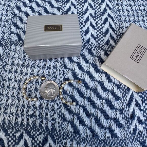 Vintage Elegant Pearl Necklace and Earring Set - Picture 3 of 9